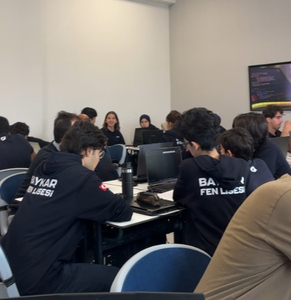 Baykar Fen Lisesi öğretmen ve öğrencilerinin proje eğitimi sırasında grup çalışması