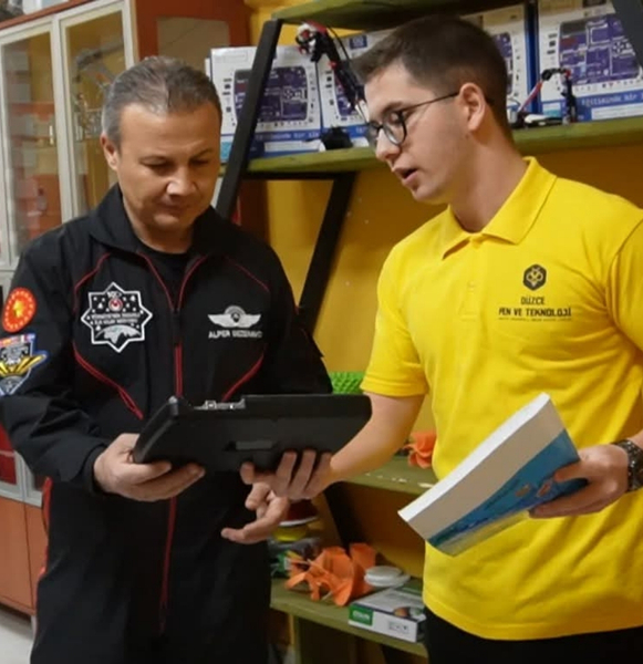 İlk Türk astronot Alper Gezer Avcı, TBA Akademi StemKodLab Kodlama Eğitim Kartı ile gençlerle buluştu