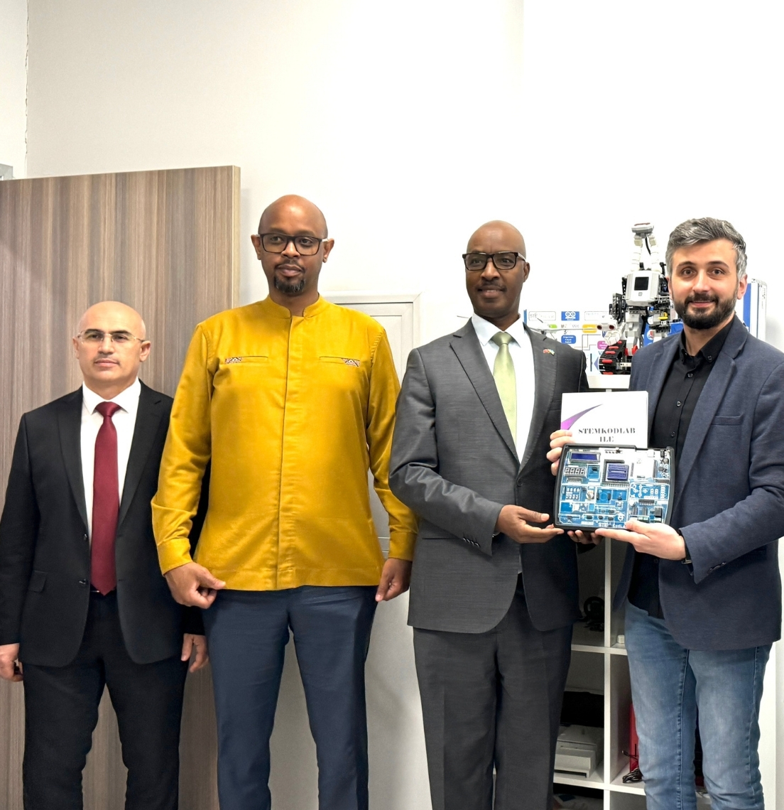 Ruanda Büyükelçisi Charles Kayonga ve Ticaret Ataşesi Lucas Murenzi'nin Düzce Teknopark ziyaretinde yerli milli ürünlerimizi incelemesi ve iş birliği görüşmesi