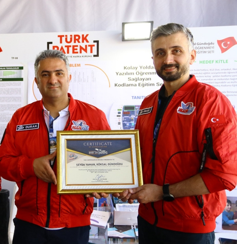 TBA Akademi Kodlama Eğitim Seti ödülünü Sanayi Bakan Yardımcısından alırken